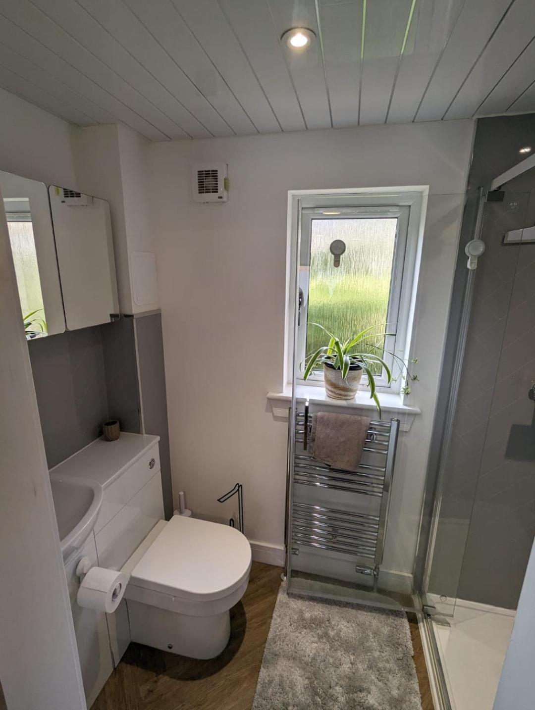 En-Suite Double Room With Private Entrance EDI Eksteriør bilde